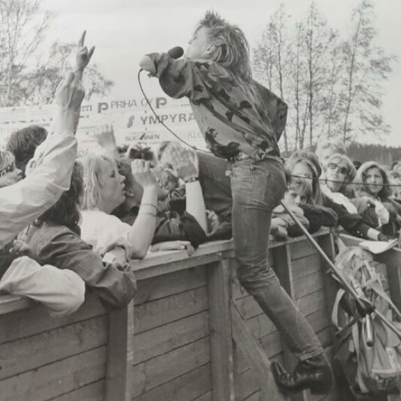 Tommin alkuaikojen tunnetuin yhtye oli Boycott, jonka solistina hän toimi. Kuva Haminan Räpylärockista 1987. Tommin alkuaikojen tunnetuin yhtye oli Boycott, jonka solistina hän toimi. Kuva Haminan Räpylärockista 1987.
