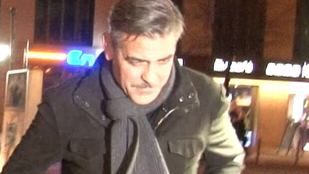 SeiskaLive bongasi: George Clooney hörppi votkaa Berliinissä! SeiskaLive bongasi: George Clooney hörppi votkaa Berliinissä!