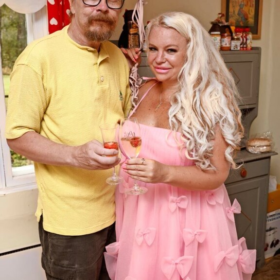 Veijo asuu Loviisassa, Johanna Tukholmassa. Veijo asuu Loviisassa, Johanna Tukholmassa.