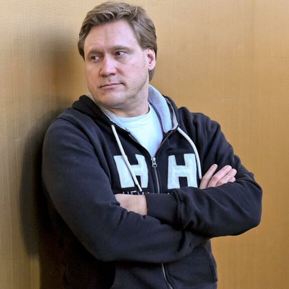Samulin muistelmateos herätti julkista kohua muun muassa rakkauksien ja raikulivuosien takia. Samulin muistelmateos herätti julkista kohua muun muassa rakkauksien ja raikulivuosien takia.