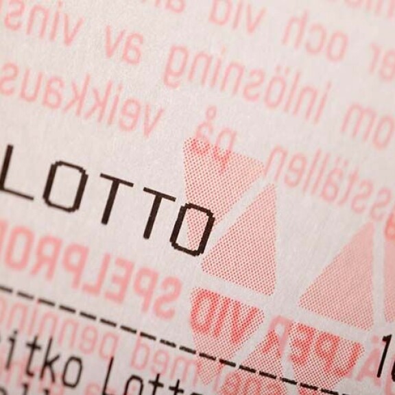 Lottovoittaja menetti huijareille yli 4 miljoonaa euroa. Lottokuponki
