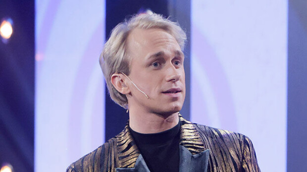 Tämä sketsihahmo koettelee Putous-juontaja Christoffer Strandbergin pokkaa: 'Olen kaikkien hahmojen puolella, mutta...' Christoffer Strandberg