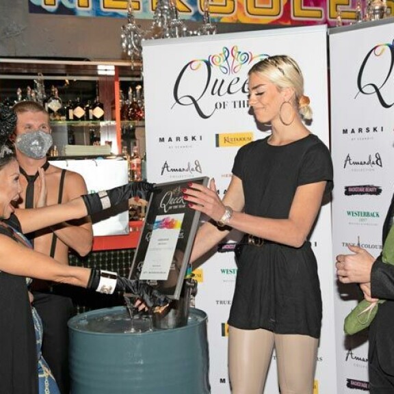 Jade vastaanotti Queer of the year -palkinnon syyskuussa 2020. Jade vastaanotti Queer of the year -palkinnon syyskuussa 2020.