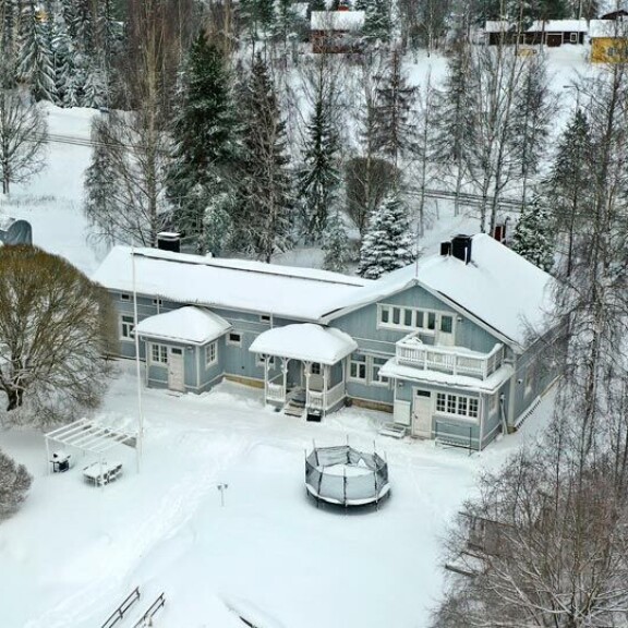 Pertin uusi koti sijaitsee upealla paikalla järven rannalla. Yksinhuoltajaiskälle on talossa tilaa yllinkyllin. Pertin uusi koti sijaitsee upealla paikalla järven rannalla. Yksinhuoltajaiskälle on talossa tilaa yllinkyllin.