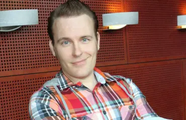 Hauskoista kotivideoista tuttu Sampo Marjomaa yllättää burleskin parissa