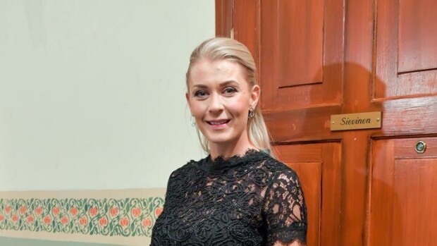 Äitiyslomalta palannut Salatut elämät -kaunotar Monika Lindeman: Pelkäsin lapsen muuttavan perhettämme liikaa Monika Lindeman