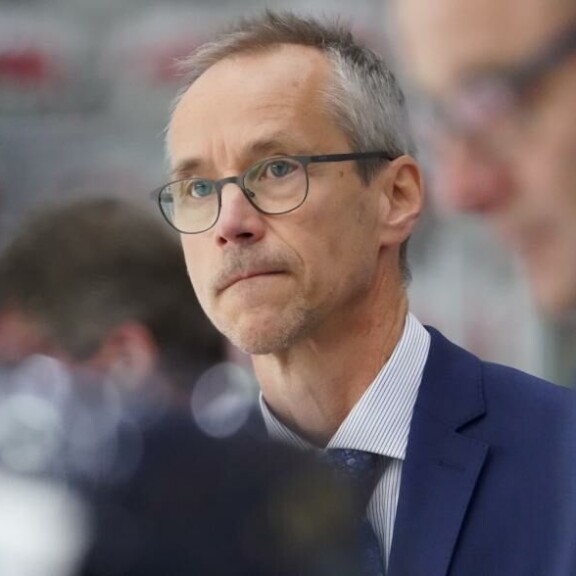 Kohukoutsi Pasi Mustosen päävalmentajapesti Naisleijonissa päättyi ennenaikaisesti. Pasi Mustosen päävalmentajapesti Naisleijonissa päättyi ennen aikaisesti.