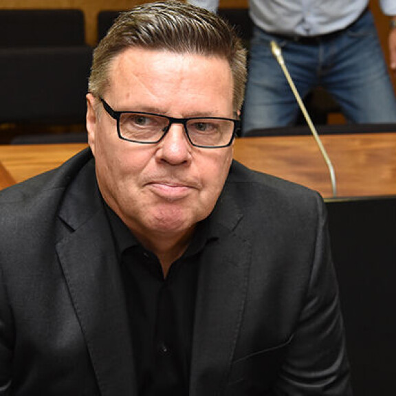 Käräjäoikeus tuomitsi aiemmin huumepoliisin entisen päällikön 18 vuotta sitten tapahtuneesta murhasta elinkautiseen. Hovioikeus kumosi kyseisen tuomion. Käräjäoikeus tuomitsi aiemmin huumepoliisin entisen päällikön 18 vuotta sitten tapahtuneesta murhasta elinkautiseen.