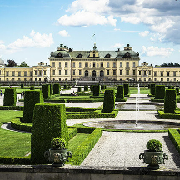 Kaarle Kustaa ja Silvia ovat asunueet Drottningholmin linnassa vuodesta 1981. Drottningholmin linna