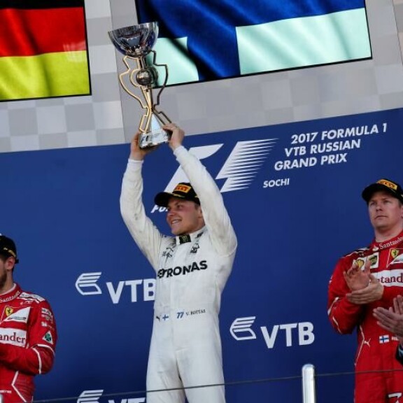 Valtteri Bottas voitti F1-uransa ensimmäisen osakilpailun keväällä 2017 Sotshissa. Kaveriksi palkintopallille kipusi myös maanmies Kimi Räikkönen (oik.), joka sijoittui tuolloin Venäjällä kolmanneksi. Valtteri Bottas voitti F1-uransa ensimmäisen osakilpailun keväällä 2017 Sotshissa. Kaveriksi palkintopallille kipusi myös maanmies Kimi Räikkönen, joka sijoittui tuolloin Venäjällä kolmanneksi.