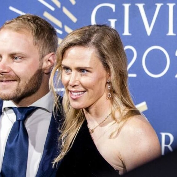 Useita kymmeniä miljoonia euroja tienanneella Valtteri Bottaksella pyyhkii mukavasti australialaisen pyöräilijärakkaansa Tiffany Cromwellin kanssa. Useita kymmeniä miljoonia euroja tienanneella Valtteri Bottaksella pyyhkii mukavasti australialaisen pyöräilijärakkaansa Tiffany Cromwellin kanssa.