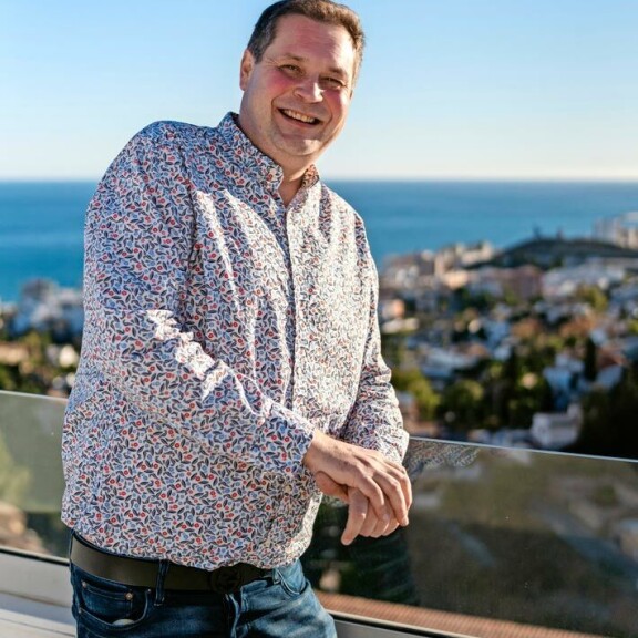 Jethro ei osaa olla paikallaan, ja hänellä on koko aika tuhat rautaa tulessa myös Espanjassa. Jethro ei osaa olla paikallaan, ja hänellä on koko aika tuhat rautaa tulessa myös Espanjassa.