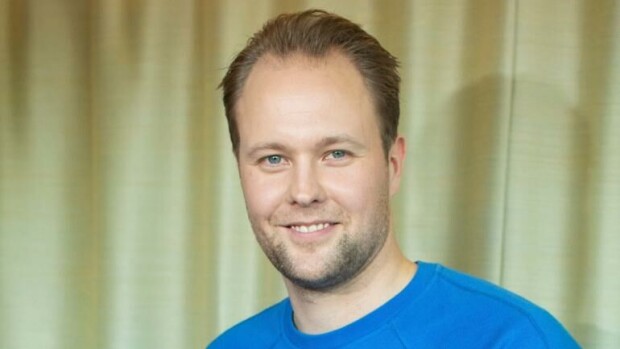 Vedonlyönnistä karmea seuraamus! Juha Perälä keksi Putous-voittaja Dennis Nylundin vauvalle kummallisen nimen Dennis Nylund