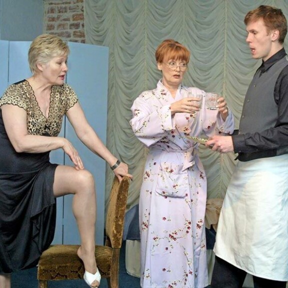 Näyttelijä on tuttu teattereiden lavoilta. Kuva on Koko-teatterista vuodelta 2001, ja mukana ovat Irina Milan ja Jukka Rasila. Näyttelijä on tuttu teattereiden lavoilta. Kuva on Koko-teatterista vuodelta 2001, ja mukana ovat Irina Milan ja Jukka Rasila.
