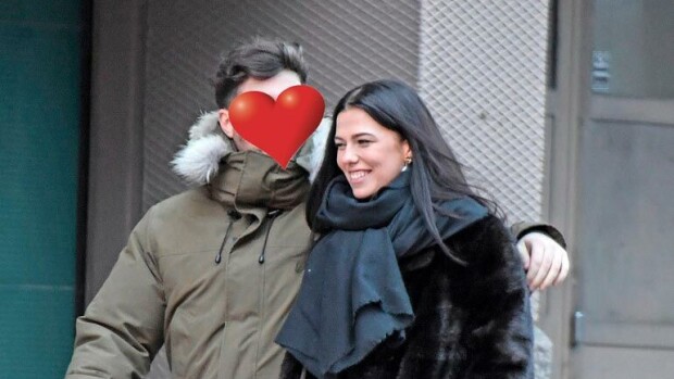 Mitä ihmettä? Miss Suomi Viivi Altosen poikaystävä Frank ilmestyi Tinderiin ja viestitteli innokkaasti kaunottaren kanssa - 'Yllätyin siitä todella' Frank & Viivi Altonen.