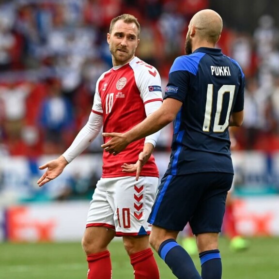 Christian kuvattiin Teemu Pukin kanssa vain joitain hetkiä ennen dramaattista romahtamistaan. Christian Eriksen kuvattuna Teemu Pukin kanssa ennen dramaattista lysähtämistään kentän pintaan. Tanskalaistähden sydän pysähtyi vain joitakin hetkiä myöhemmin.