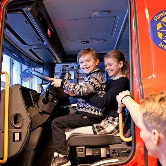 Ruotsin prinssi Oscar, 5, paloauton ratissa – kuva! Oscar ja Estelle