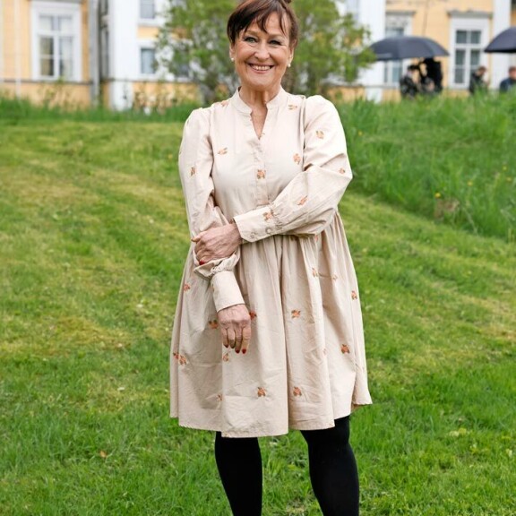 Sinikka on tehnyt pitkän näyttelijänuran. Hän aloitti hommat jo 11-vuotiaana. Sinikka on tehnyt pitkän näyttelijänuran. Hän aloitti hommat jo 11-vuotiaana.