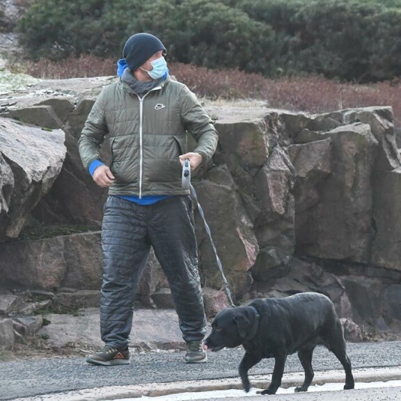 Hilma on Antin perheen rakas labradorinnoutaja. Ohjaaja joko piilottelee kasvojaan tai on tosi tunnollinen koronasuojaaja, sillä maski on kasvoilla ulkoilmassakin, kun ketään ei ole lähimaillakaan. Hilma on Antin perheen rakas labradorinnoutaja. Ohjaaja joko piilottelee kasvojaan tai on tosi tunnollinen koronasuojaaja, sillä maski on kasvoilla ulkoilmassakin, kun ketään ei ole lähimaillakaan.