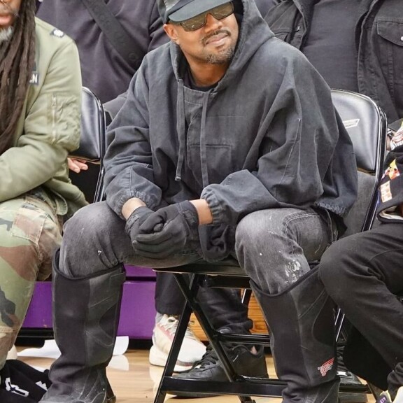 Kanye West edusti sangen rennossa asukokonaisuudessa. Rentoudestaan huolimatta asukokonaisuus koostuu hyvin arvokkaista osista. Kanye West