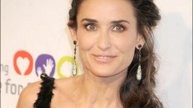 Huima bikinikunto! Demi Moore, 60, säväyttää paparazzikuvissa