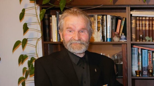 Sotaveteraani Hannes Tuovinen, 97, on yhä rautaisessa kunnossa: Fysioterapeutti käskee potkaisemaan Hannes Tuovinen