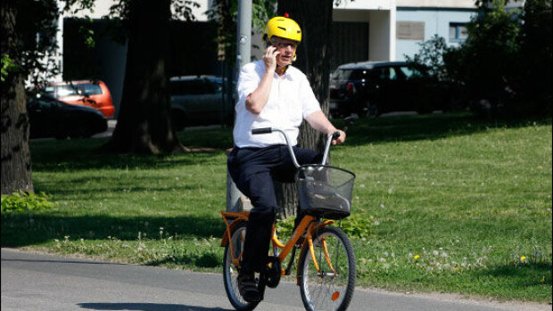 Onko tällä suomalaisjulkkiksella maailman rumin pyöräilykypärä? Katso! Onko tällä suomalaisjulkkiksella maailman rumin pyöräilykypärä? Katso!