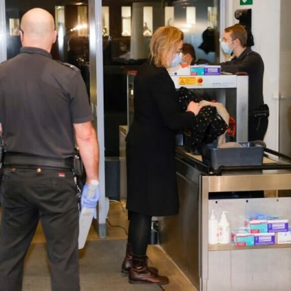 Tytti Yli-Viikari saapui Helsingin käräjille hyvissä ajoin ennen istunnon alkua. Tytti Yli-Viikari