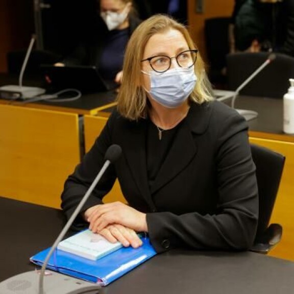 Tytti Yli-Viikari kertoi, että kirjat ovat hänelle voimaesineitä. Salissa hän piti käden ulottuvilla Gift From The Sea -nimistä kirjaa. Tytti Yli-Viikari