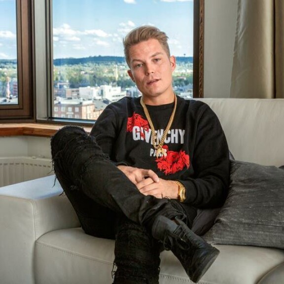 Cheekinä tunnettu Jare Tiihonen on siirtynyt rap-uransa jälkeen yhä vahvemmin rakennusbisneksiin, jotka ovat tuottaneet harmaita hiuksia lahtelaislähtöiselle miljonäärille. Cheekinä tunnettu Jare Tiihonen on siirtynyt rap-uransa jälkeen yhä vahvemmin rakennusbisneksiin, jotka ovat tuottaneet harmaita hiuksia lahtelaislähtöiselle miljonäärille.