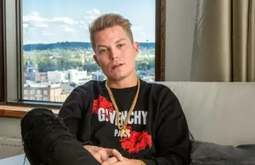 Huomasitko? Cheekin asussa erikoinen yksityiskohta!