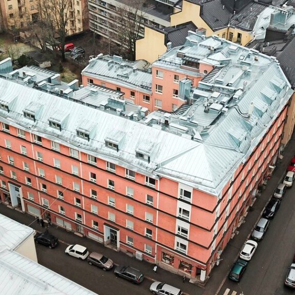 Kohun keskellä olevat ullakkotilat sijaitsevat Punavuoressa, yhdellä Helsingin trendikkäimmistä asuinalueista. Kohun keskellä olevat ullakkotilat sijaitsevat Punavuoressa, yhdellä Helsingin trendikkäimmistä asuinalueista.