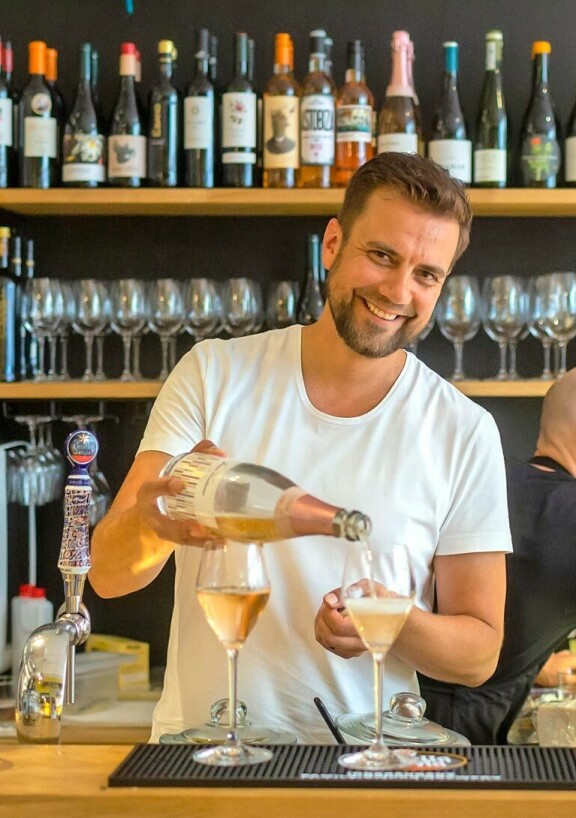 Antti esitteli vuonna 2021 avaamaansa tapasravintolaa Seiskalle.