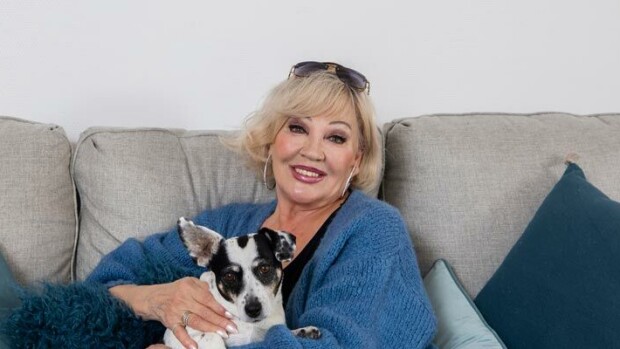 Hannele Lauri voi vihdoin huokaista helpotuksesta – näyttelijälegendan debyytti venyi vuodella Hannele Lauri