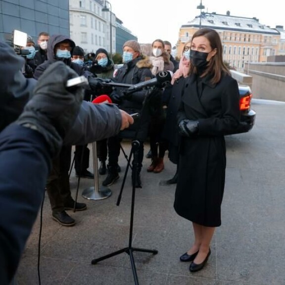 Sanna Marinin tiedotustilaisuus järjestettiin ulkona, sillä eduskunnassa ei voi lehdistötilaisuuksia järjestää koronan vuoksi. Sanna Marin