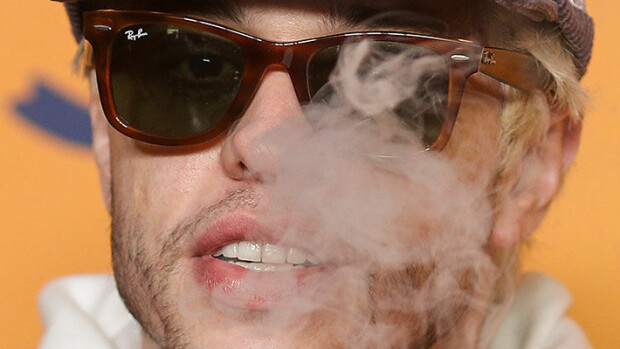Tupakointi kielletty? Kannabis on jo niin laillista osassa Yhdysvaltoja, että Kim Kardashianin laastaripoikaystävä Pete Davidson pisti jointin palamaan punaisella matolla – kuvat Pete D