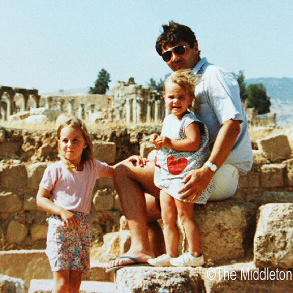 Catherine (vasemmalla) isänsä ja Pippa-siskonsa kanssa Jordaniassa 1980-luvulla. William toteutti viime syksynä vaimonsa haaveen ja vei Catherinen ja lapset Jordaniaan lomalle. Michael, Catherine ja Pippa Middleton