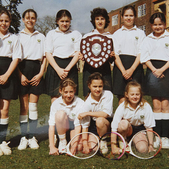 Catherine on harrastanut liikuntaa lapsuudesta lähtien. Koulun tennisporukan kuvassa Kate on takarivissä kolmas vasemmalta. Catherine Middleton