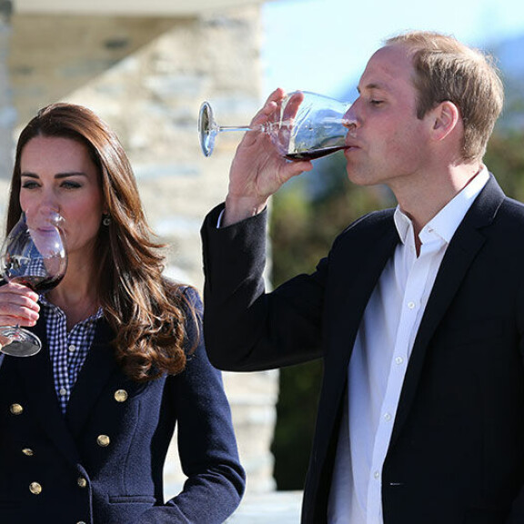 William ja Catherine maistelivat punaviinejä valtiovierailullaan Uudessa-Seelannissa 2014. Cambridgen herttuapari William ja Catherine