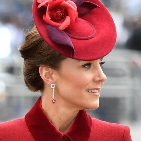 Kansainyhteisön jumalanpalvelukseen 2020 Catherine valitsi punaisen hatun. Cambridgen herttuatar Catherine