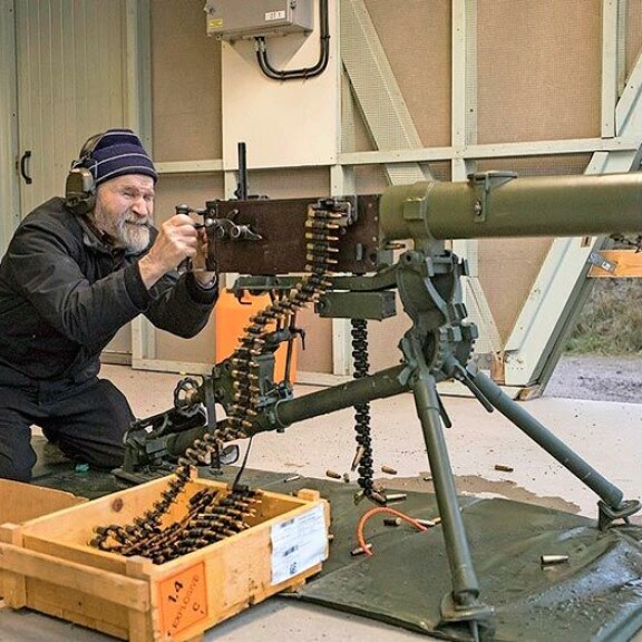 Santahaminan varuskunnnassa Hannes pääsi kokeilemaan konekivääriä ensi kertaa jatkosodan jälkeen. Santahaminan varuskunnnassa Hannes pääsi kokeilemaan konekivääriä ensi kertaa jatkosodan jälkeen.