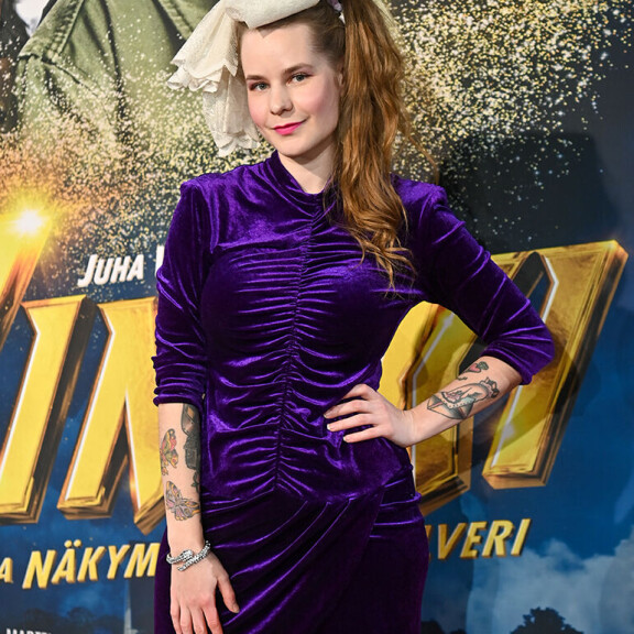 Ina käytti vielä lokakuisessa Miss Helsinki -finaalissa keppejä, mutta nyt toimittaja tallusteli Vinski ja näkymättömyyspulveri -elokuvan punaiselle matolle ilman apuvälineitä. Ina Mikkola