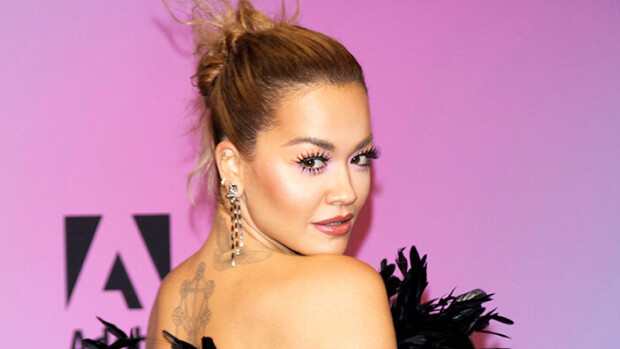 Alusvaatteisillaan kaupassa! Muodokas laulaja Rita Ora todellakin käänsi katseet - kuvat! Rita Ora