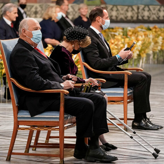 Prinssi Haakon edusti Nobel-tilaisuudessa vanhempiensa, hallitsijapari Haraldin ja Sonjan kanssa. Norjan hallitsijapari Harald ja Sonja sekä kruununprinssi Haakon