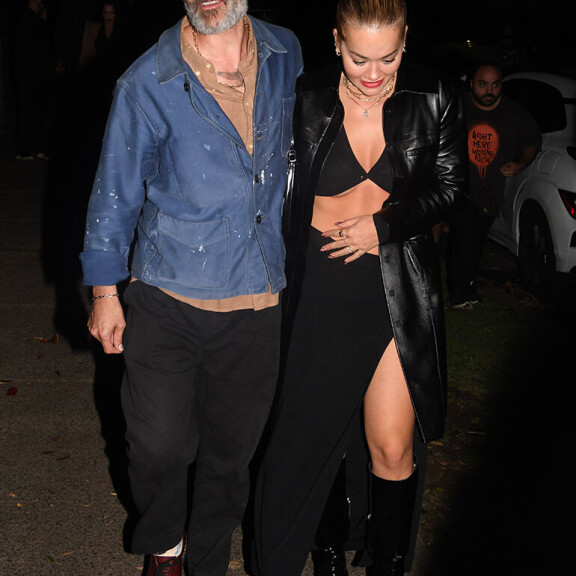 Alusvaatteisillaan kaupassa! Muodokas laulaja Rita Ora todellakin käänsi katseet - kuvat! Rita Ora