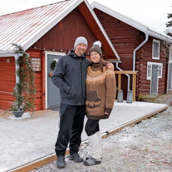 Veeti Kallio ja Jenni-rakas avoimina: Hirveä stressi rahasta! Veeti ja Jenni pyörittävät Kallionkoloa entisessä karjasuojassa. – Kesällä pidämme kahvilaa, nyt meillä on joulupuoti.