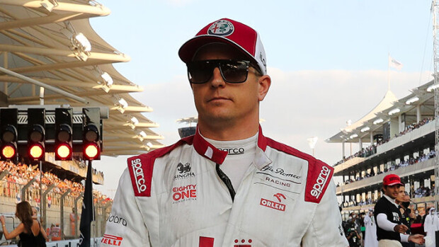 Kimi Räikkönen päätti F1-uransa tyylikkään Minttu-vaimonsa tiukkaan syleilyyn Kimi Räikkönen