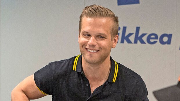 'Sori SDP' Radio Suomipopin Ilkan tekemä Sanna Marin -laulu naurattaa: katso hulvaton video! hovimuusikko ilkka