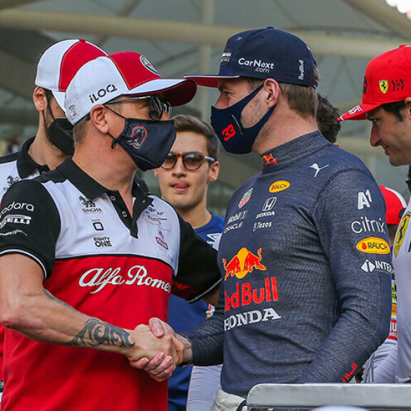 Kilpailun jälkeen Kimi onnitteli rehdisti tuoretta maailmanmestaria Max Verstappenia. kimi