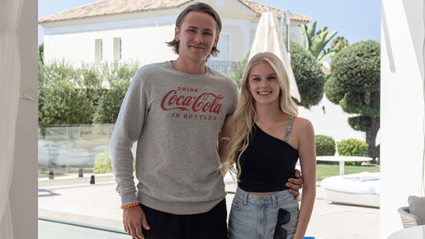 Auts! Sinkku-Juuso paljastaa ajavansa Škodalla - luksuselämää larppaava TIS-Viivi repeää nauruun Temptation Island Suomi Juuso ja Viivi
